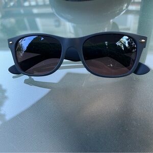 Ray-Ban New Wayfarer RB 2132 blue rubber frame, blue/pink gradient polarized